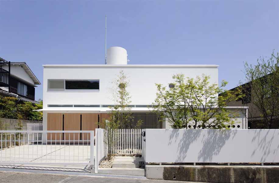 Open Terrace The main characteristics of this house are the deck terraces that open towards the forest. All three floors have large openings and terraces facing the forest on the east side. The overhang on the first floor is made of wooden louvers and glass so that light can reach the lower terrace. In contrast, the entrance hall and “doma” space (space situated at the same level as the ground) on the west side have only few small openings or lattice-windows to keep that part enclosed. This house is a harmonization between openness and calmness. 