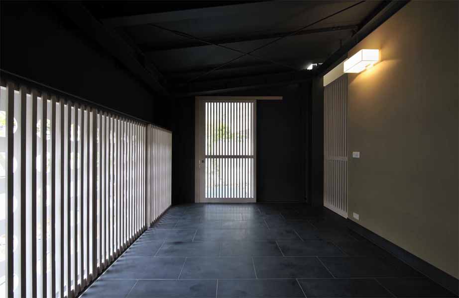 Open Terrace The main characteristics of this house are the deck terraces that open towards the forest. All three floors have large openings and terraces facing the forest on the east side. The overhang on the first floor is made of wooden louvers and glass so that light can reach the lower terrace. In contrast, the entrance hall and “doma” space (space situated at the same level as the ground) on the west side have only few small openings or lattice-windows to keep that part enclosed. This house is a harmonization between openness and calmness. 